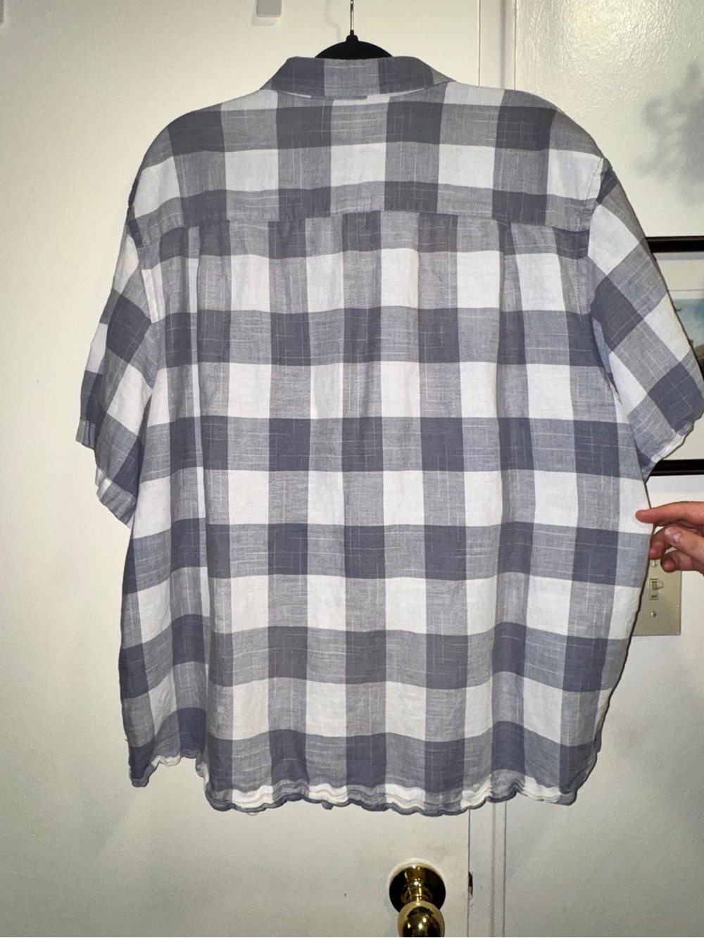 Men's Gray & White Plaid Short-Sleeve Button-Down Shirt